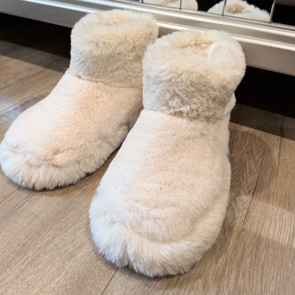 Cozy Ivory Faux Fur Bootie Slippers – Size 7 - Picture 1 of 3